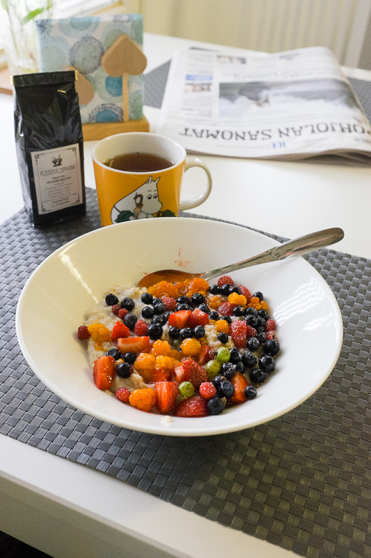 Tästä en voi ottaa kunniaa, kun oli mummun&papan poimimia. Eipä ole joka aamupalalla tämmösiä puuron kyytimiehiä; hilloja, mustikoita, mansikoita ja viherherukoita. Ja kun ei kahvi nyt maistu, niin herkuttelinpa Oulun Kofeiinikomppanian mulperi-meloniteellä.